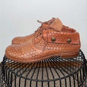 Patricia Nash Sabrina Perforated Booties Tan Size 8.5
